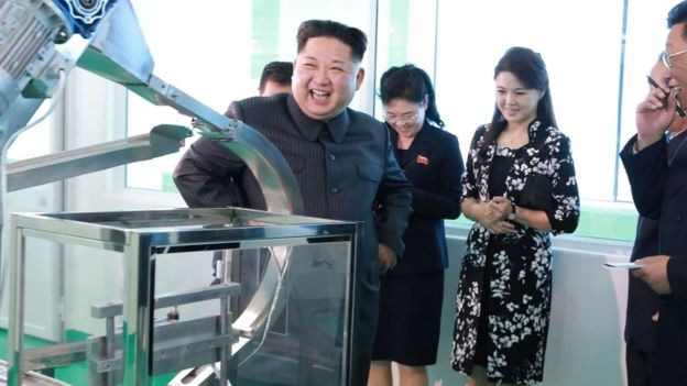 Ong Kim Jong-un dua vo di tham nha may my pham-Hinh-5