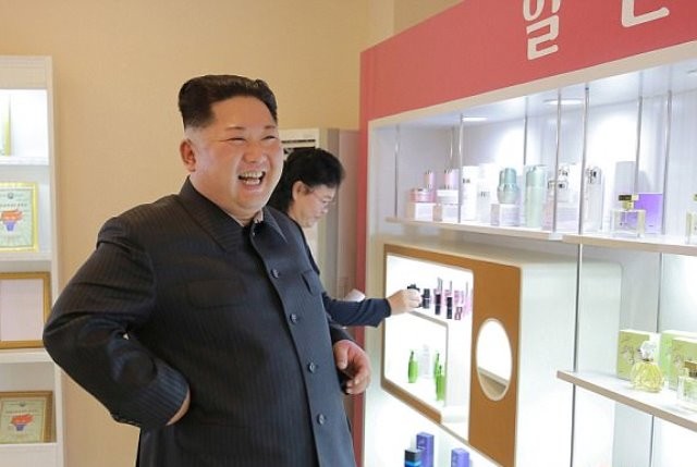 Ong Kim Jong-un dua vo di tham nha may my pham
