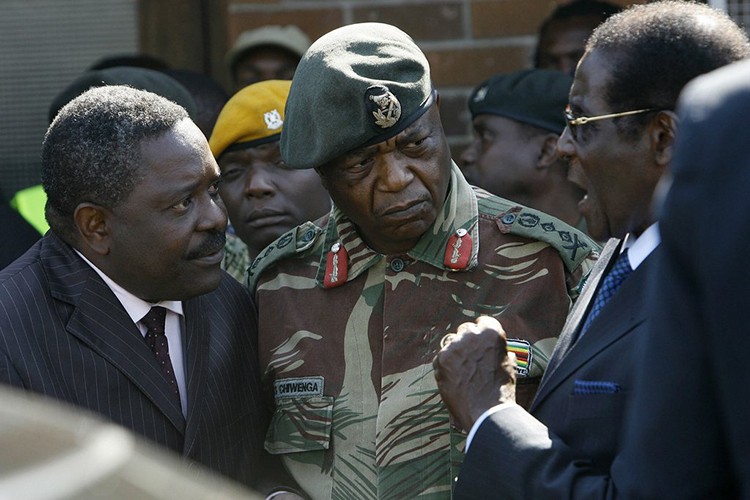 Dieu chua biet ve Tong thong Zimbabwe Robert Mugabe vua bi lat do-Hinh-11