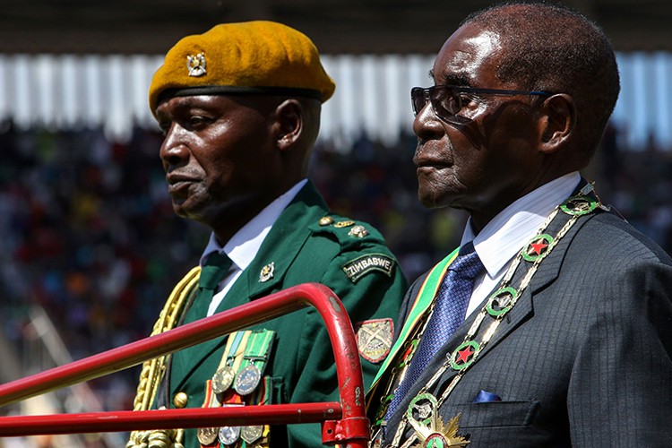 Dieu chua biet ve Tong thong Zimbabwe Robert Mugabe vua bi lat do-Hinh-2