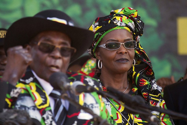 Dieu chua biet ve Tong thong Zimbabwe Robert Mugabe vua bi lat do-Hinh-6