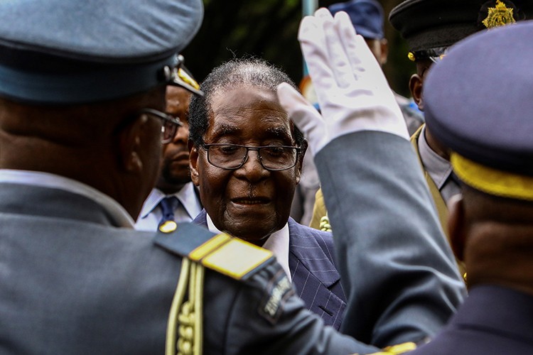 Dieu chua biet ve Tong thong Zimbabwe Robert Mugabe vua bi lat do-Hinh-8