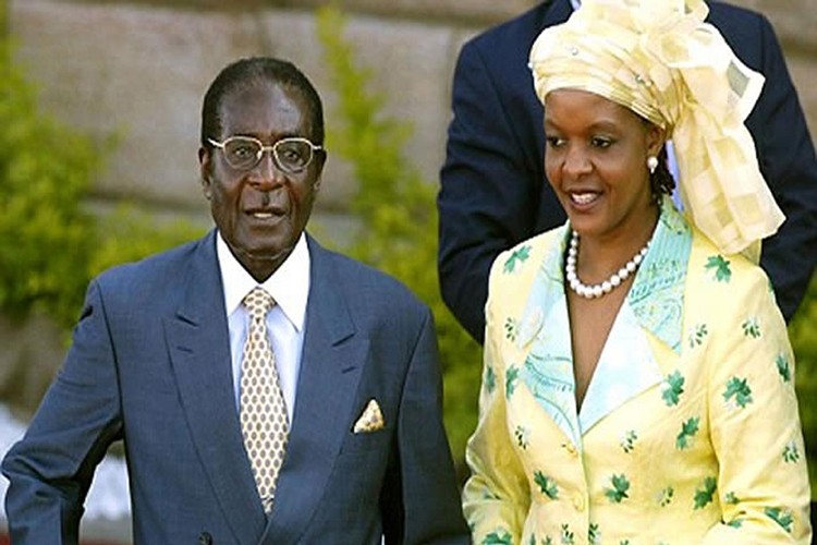 Dieu chua biet ve Tong thong Zimbabwe Robert Mugabe vua bi lat do-Hinh-9