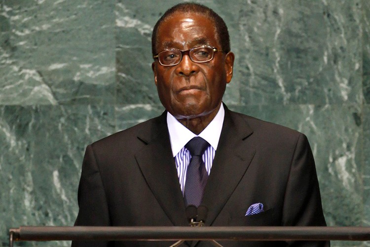 Dieu chua biet ve Tong thong Zimbabwe Robert Mugabe vua bi lat do