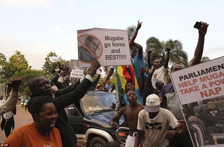 Bien nguoi Zimbabwe vo oa hanh phuc khi Tong thong Mugabe tu chuc-Hinh-6