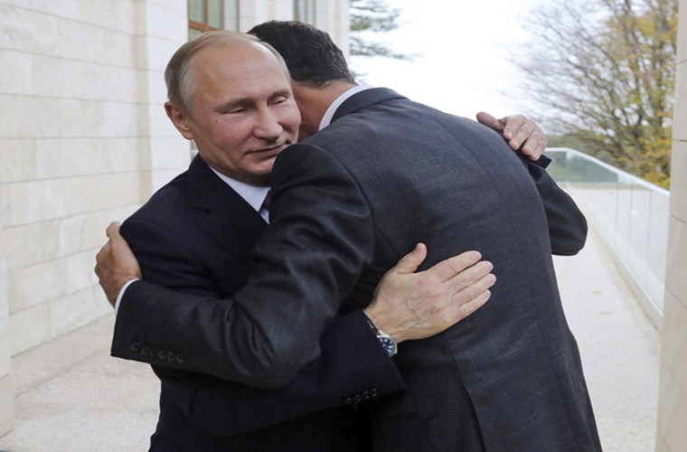 Cai bat tay chien thang cua Tong thong Putin va Tong thong Assad-Hinh-3