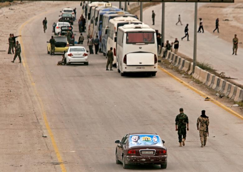 Can canh doan xe cho phien quan Syria rut chay khoi Dong Ghouta-Hinh-11
