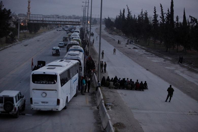 Can canh doan xe cho phien quan Syria rut chay khoi Dong Ghouta-Hinh-5