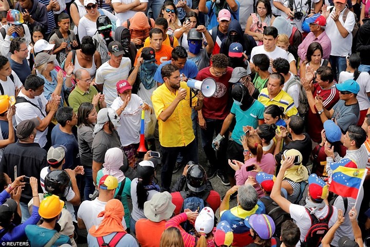 Lam phat o Venezuela: Luong thang khong du de mua 1kg thit-Hinh-12