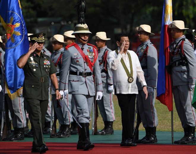 Tong thong Duterte thach quan doi Philippines dao chinh