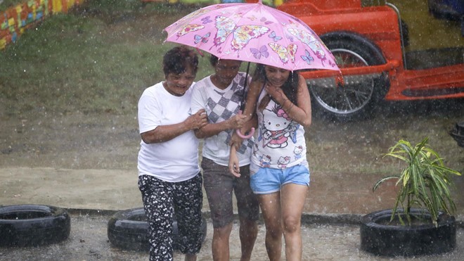 Bao Mangkhut sap do bo, dan Hong Kong, Trung Quoc gap rut di tan-Hinh-3