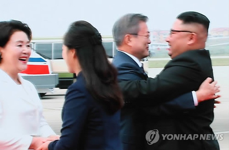 Bat ngo hanh dong cua ong Kim Jong-un khi don Tong thong Han Quoc-Hinh-10