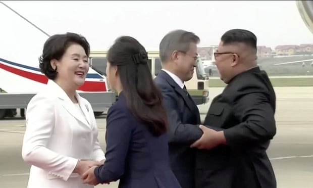 Bat ngo hanh dong cua ong Kim Jong-un khi don Tong thong Han Quoc-Hinh-5