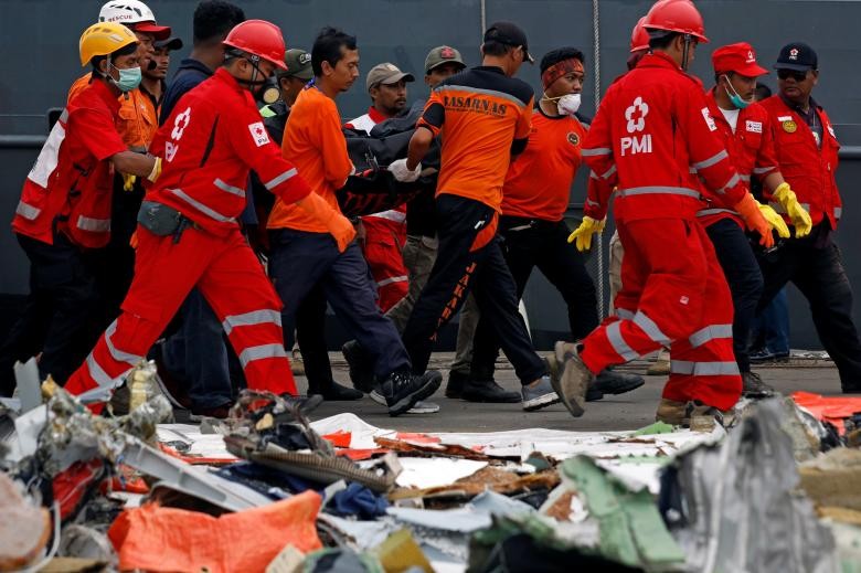 Indonesia “chay dua” thoi gian tim xac may bay roi xuong bien-Hinh-7