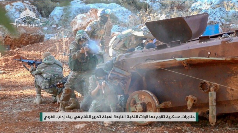Khung bo HTS ngang nhien “thi uy suc manh” tai Idlib