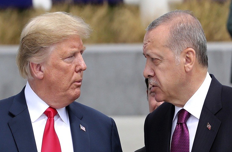 Gap ong Erdogan tai Paris, Tong thong Trump ban gi vu nha bao Khashoggi?