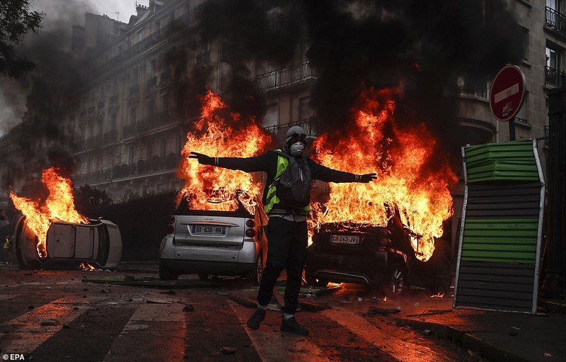 Thu do Paris tan hoang sau bieu tinh, Tong thong Macron hop khan-Hinh-4