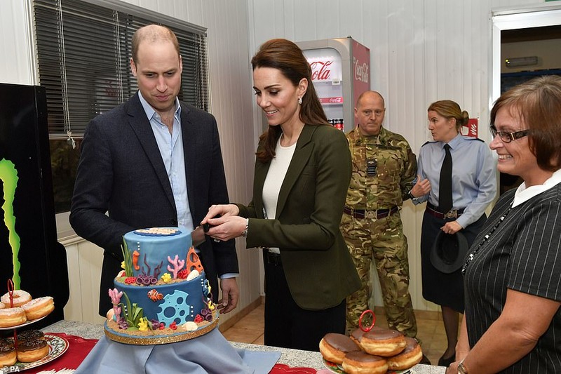 Cong nuong Kate rang ro giua tin don “xich mich” voi em dau-Hinh-14