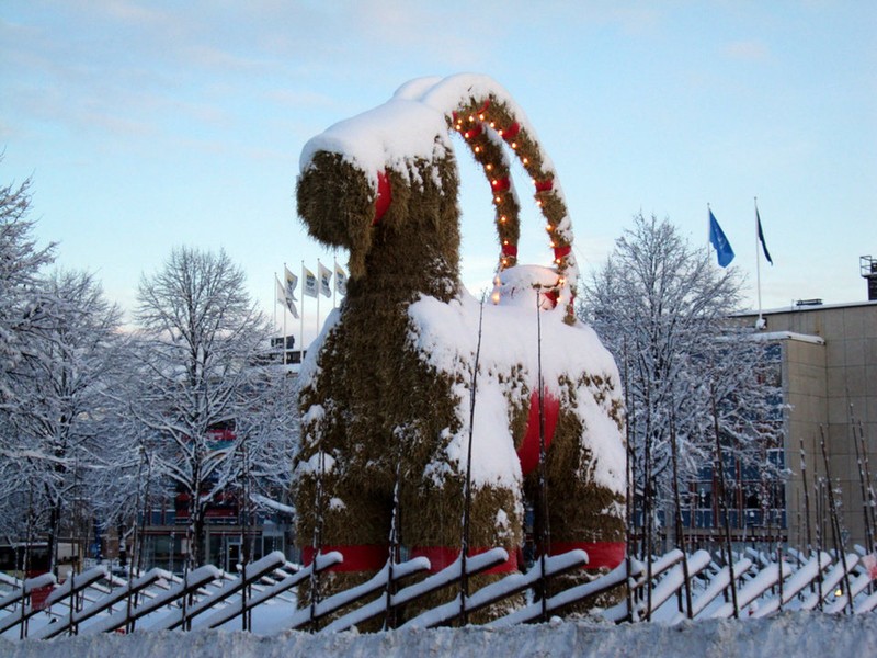 Bat ngo dien mao cua ong gia Noel tren khap the gioi-Hinh-10