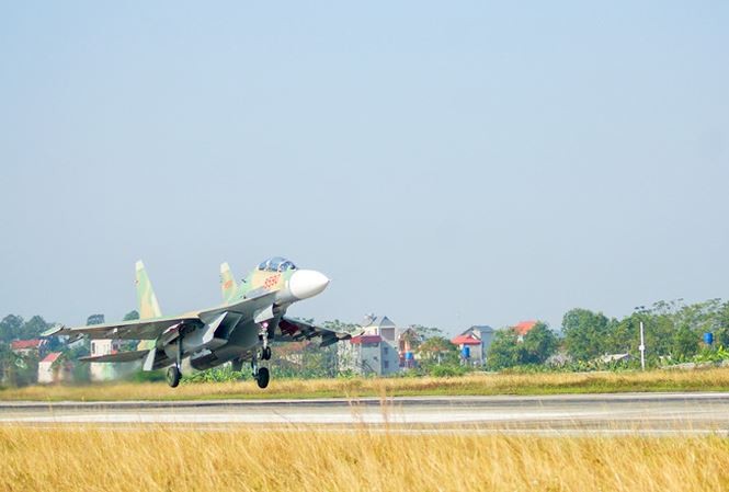 Tiem kich Su-30MK2 ​“Canh en Lam Son” canh troi To quoc