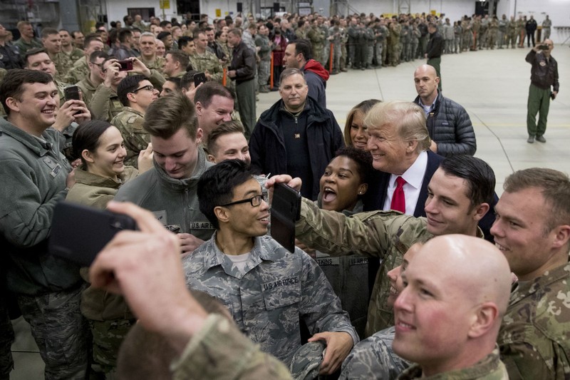 Vua tham xong Iraq, ong Trump lai co chuyen di bat ngo den Duc-Hinh-3