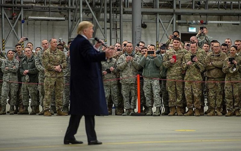 Vua tham xong Iraq, ong Trump lai co chuyen di bat ngo den Duc