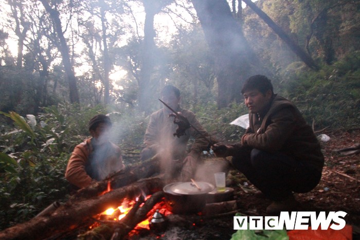 Tieng sung giua dem vang noi 