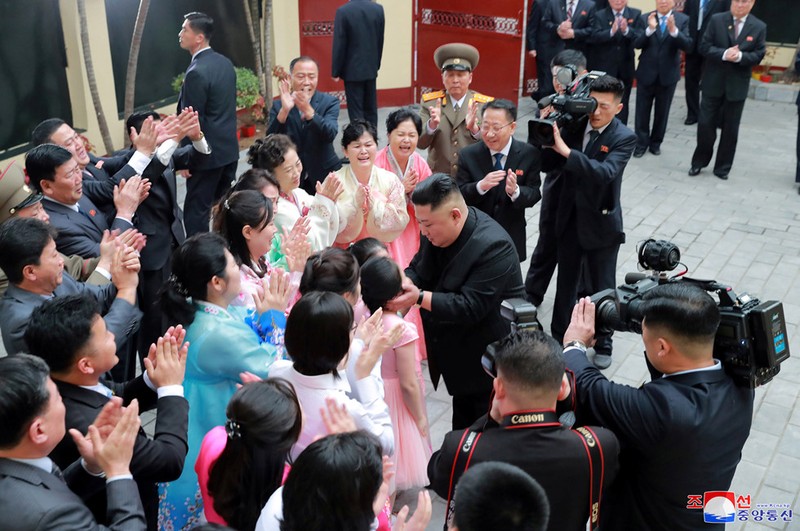 Ngay dau Chu tich Kim Jong-un den Viet Nam tren bao Trieu Tien-Hinh-11