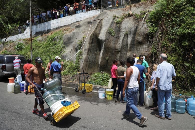 Mat dien, nguoi dan Venezuela lai khon kho vi khung hoang nuoc-Hinh-11