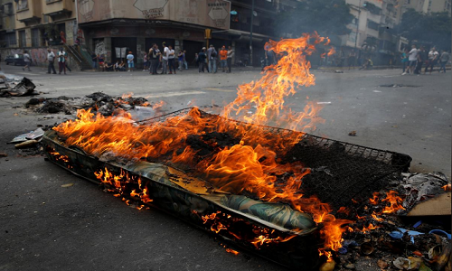 Vi sao nguoi dan phong hoa gan Dinh Tong thong Venezuela?