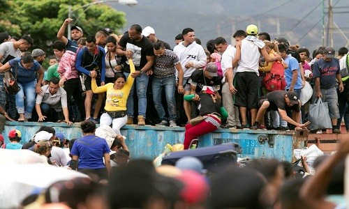 Dan Venezuela “pha” rao, vuot bien sang Colombia tim thuc an