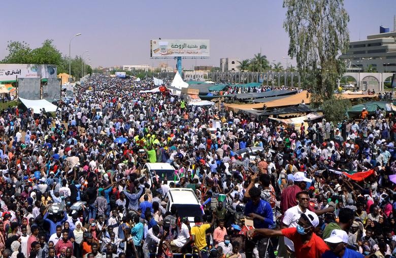 Dan Sudan an mung sau khi Tong thong Bashir bi bat giu-Hinh-13