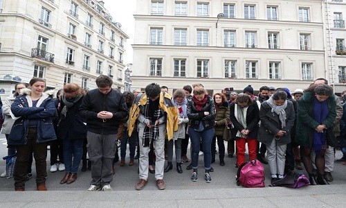 Xuc dong chia se cua nguoi dan Paris sau vu chay nha tho