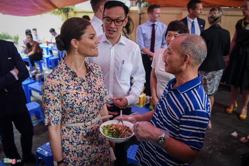 Cong chua Thuy Dien ghe quan via he Ha Noi an bun bo Nam Bo-Hinh-5