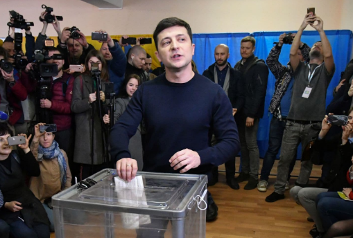 Tong thong Zelensky: Tu danh hai den nguoi dan ong quyen luc nhat Ukraine-Hinh-10