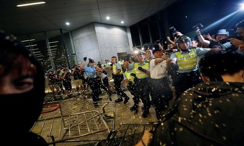 Hong Kong tiep tuc bieu tinh, du luat dan do se ra sao?