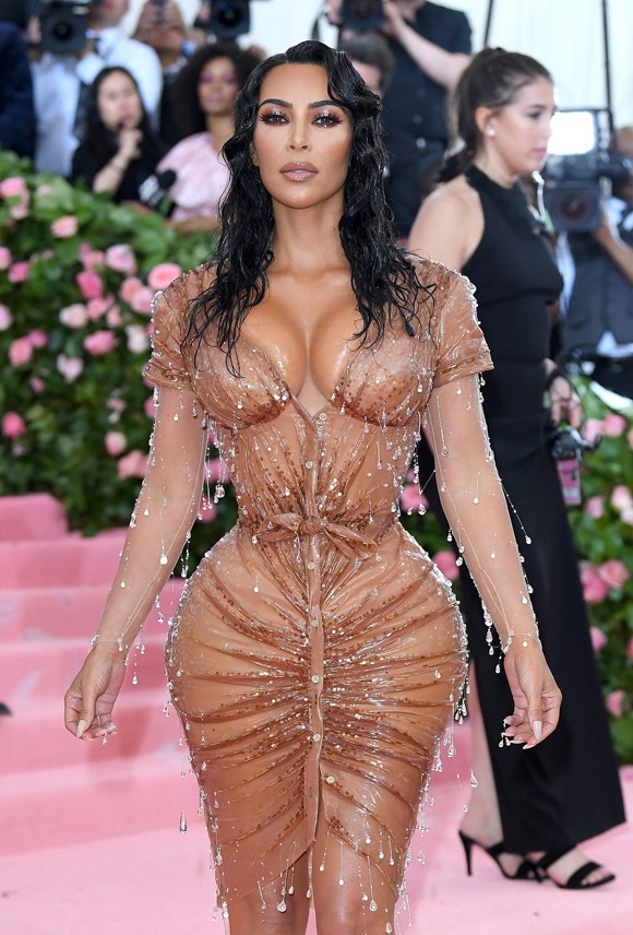 Kim Kardashian bi nghi “cat xuong suon” de co vong eo con kien-Hinh-2