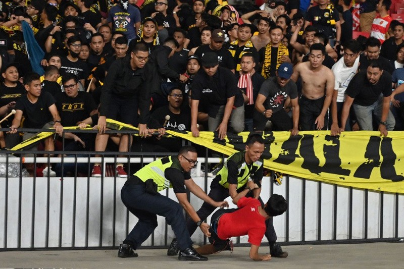 Toan canh bao loan tren san bong Indonesia, Malaysia kien len FIFA-Hinh-6