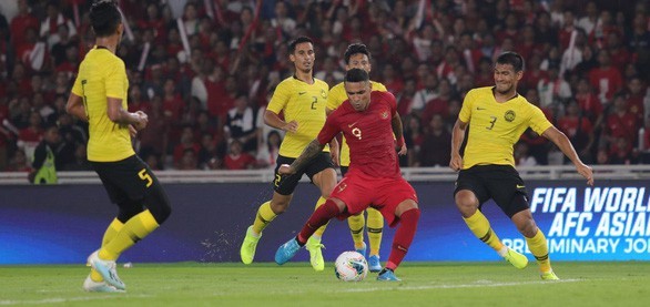 Toan canh bao loan tren san bong Indonesia, Malaysia kien len FIFA