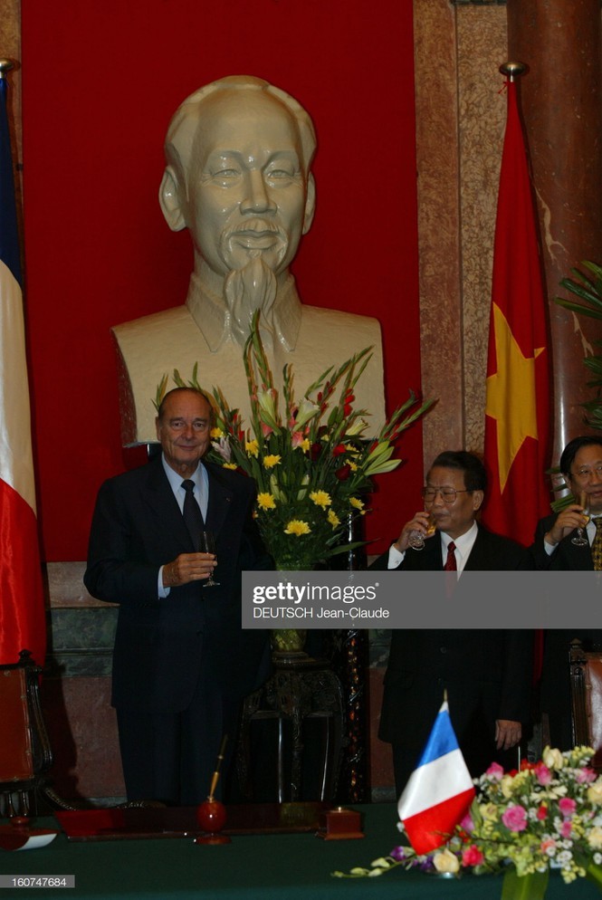 An tuong cuu Tong thong Phap Jacques Chirac tham Viet Nam-Hinh-3