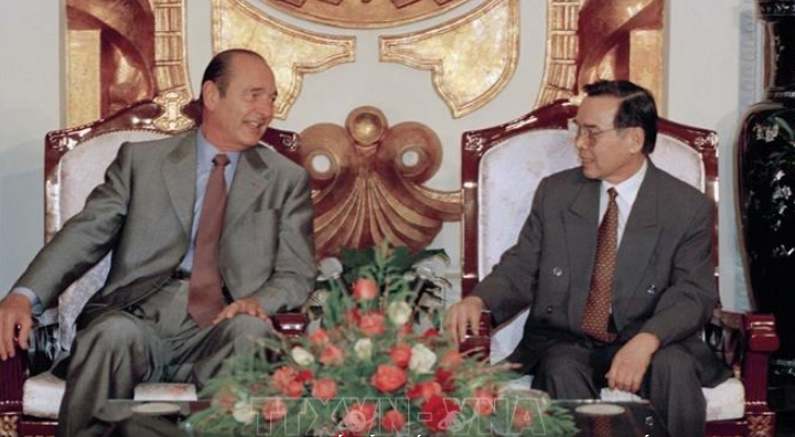 An tuong cuu Tong thong Phap Jacques Chirac tham Viet Nam-Hinh-5