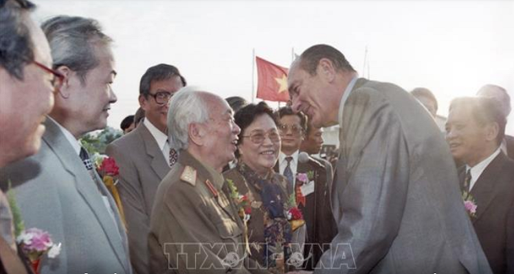 An tuong cuu Tong thong Phap Jacques Chirac tham Viet Nam-Hinh-8