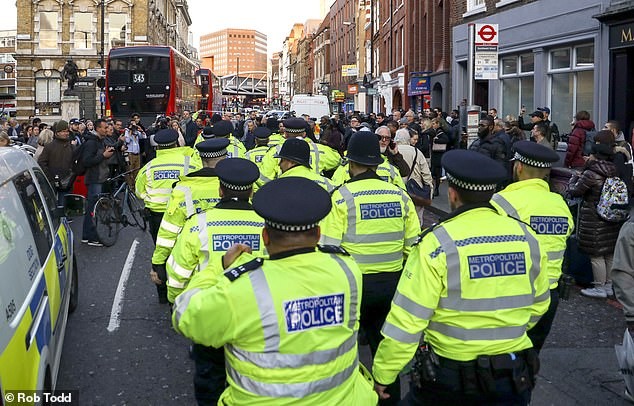 Toan canh vu tan cong khung bo rung dong London ngay Black Friday-Hinh-11