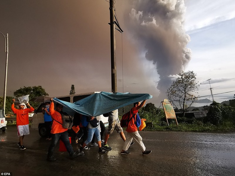 Hai hung canh nui lua “thuc giac” o Philippines, 6.000 nguoi voi so tan-Hinh-8