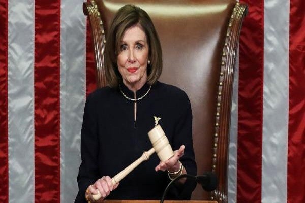 Ba Pelosi de cu 7 cong to vien cho phien toa luan toi Tong thong Trump