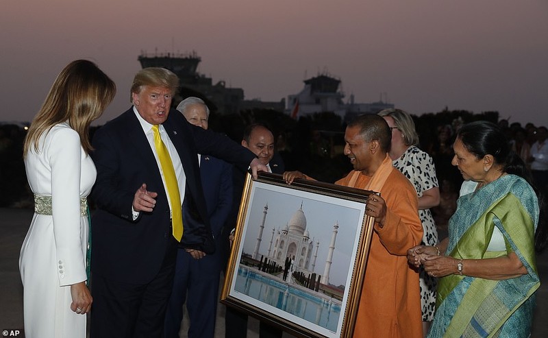 Tham den Taj Mahal noi tieng An Do, vo chong Tong thong Trump co hanh dong gay sot