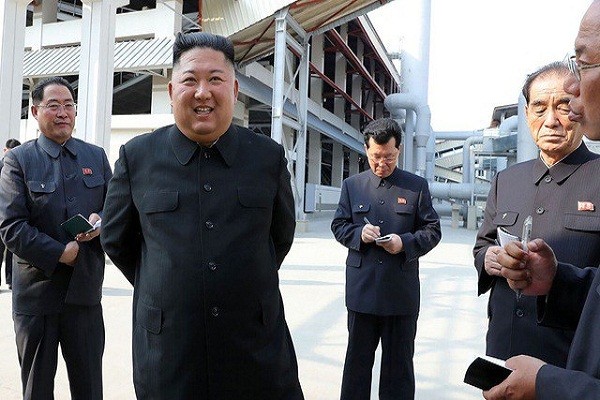 Bi mat dang sau nha may phan bon vua duoc ong Kim Jong-un cat bang khanh thanh
