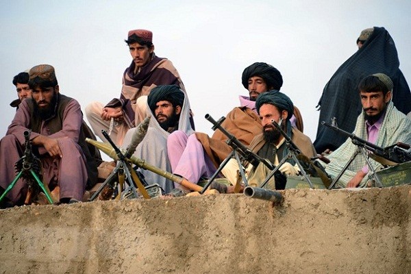 Afghanistan: Taliban tan cong quan chinh phu, 7 canh sat thiet mang