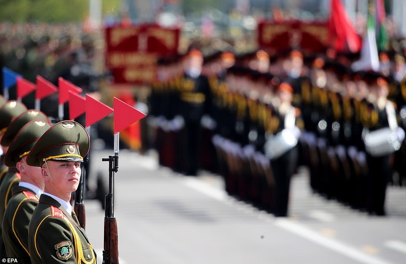 Bat ngo nu quan nhan Belarus xinh dep trong le duyet binh o Minsk-Hinh-14