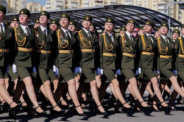 Bat ngo nu quan nhan Belarus xinh dep trong le duyet binh o Minsk-Hinh-4